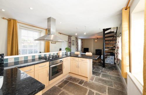 Bristol House | Fabulous 2 bedroom cottage in fantastic Clifton - Simply Check In