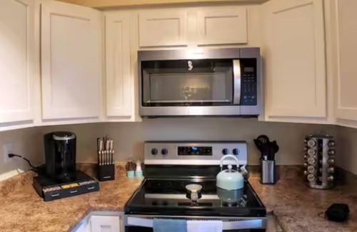Keeling Condo | Fabulous 2-bedroom Tucson condo with cook-ready kitchen & AC, 5 min. from UofA.