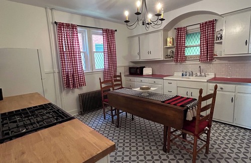 Stockade Historic District Apartment | Fabulous 2-bedroom apartment in fantastic Schenectady NY with WiFi