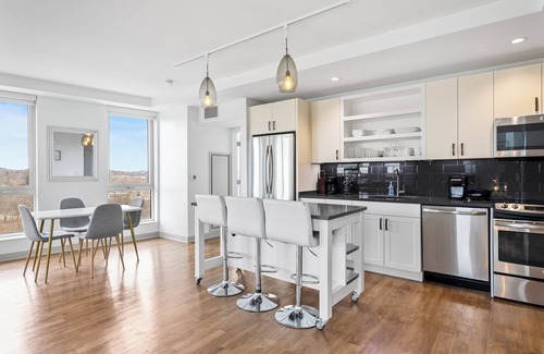 Mission Hill Apartment | Fabulous 2br 2ba unit lake view