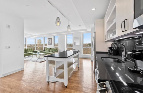 Mission Hill Apartment | Fabulous 2br 2ba unit lake view