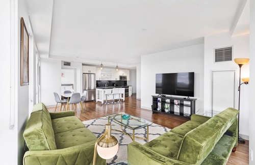 Mission Hill Apartment | Fabulous 2br 2ba unit lake view
