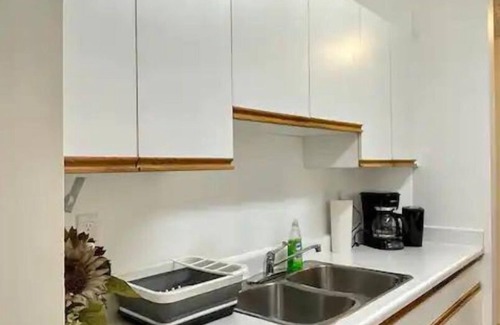 North Central Edmonton Condo | Fabulous 2br near to Royal Alex Hospital and NAIT