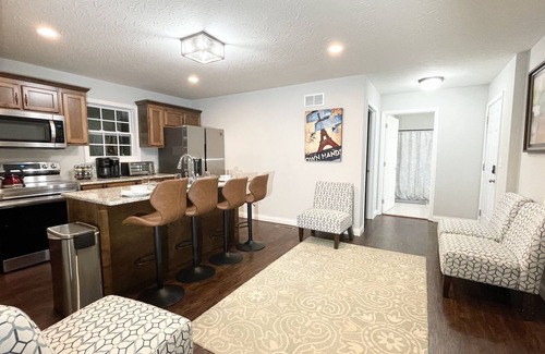 Bowling Green Apartment | Fabulous 3-bedroom unit with luxurious king bed