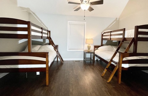 Bowling Green Apartment | Fabulous 3-bedroom unit with luxurious king bed
