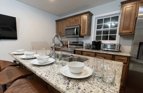 Bowling Green Apartment | Fabulous 3-bedroom unit with luxurious king bed