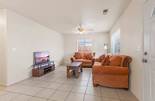 Merced House | Fabulous 3-bedroom house with AC in charming Merced Near the Airport