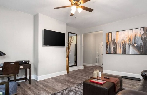 Burlington House | Fabulous 3BR bungalow Close to Downtown Fast WiFi
