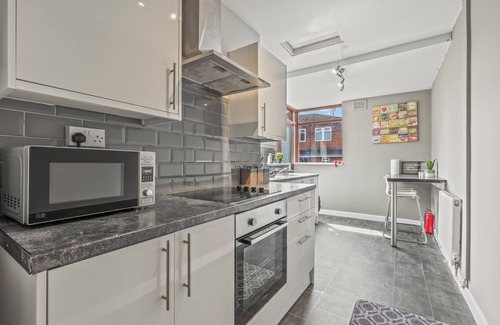 Coventry House | Fabulous 4-bedroom house with WiFi in Coventry