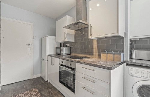 Coventry House | Fabulous 4-bedroom house with WiFi in Coventry