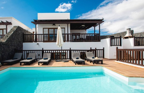 Playa Blanca Villa | Fabulous 6 bed- Luxury Villa - Great location - Great Views - Heated Pool
