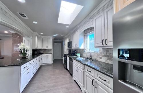 Orange House | Fabulous 6 bedroom (3 master suites), 4 bath pool w/Jacuzzi home