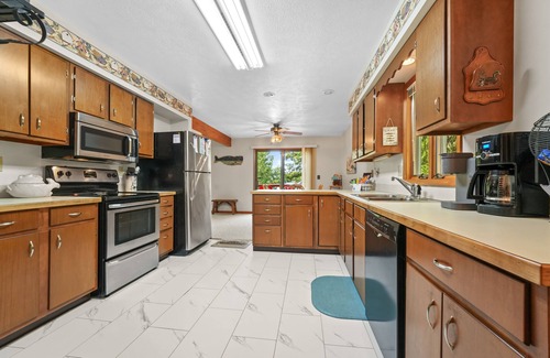 Lake City House | Fabulous Beach House on All Sports Lake Sapphire! Sleeps 12 and Parking for 12!