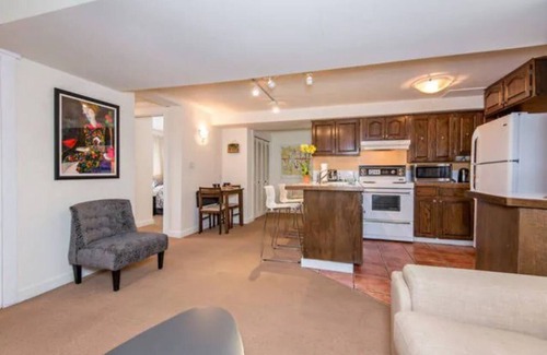 Kitsilano Apartment | Fabulous Beach Side Private Apartment
