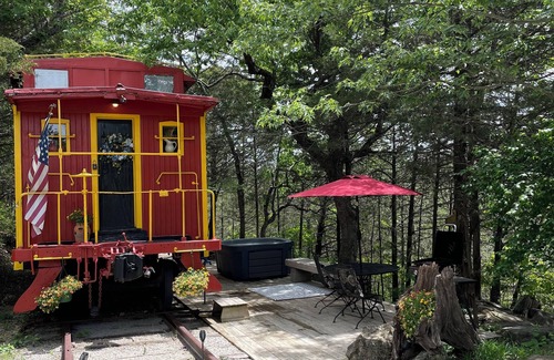 Eureka Springs Cabin | Fabulous Caboose Cabin in charming Eureka Springs