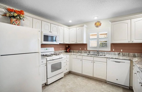 Sabal Chase Villa | Fabulous Courtyard Villa 1 mile to Sumter Landing