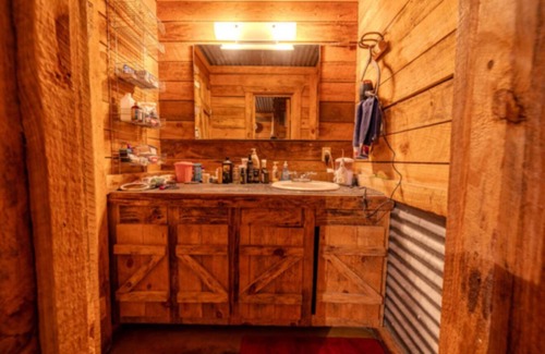 Bluff Dale Cabin | Fabulous family friendly-3-bedroom cabin within minutes of Stephenville and TSU