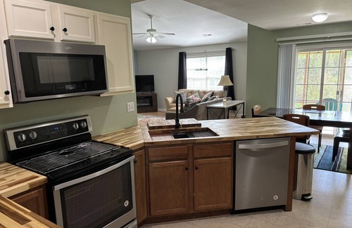 Simpsonville House | Fabulous Five Forks Residence near EVERYTHING!