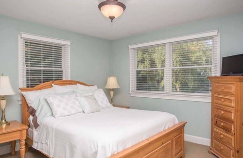Easton's Point Cottage | Fabulous home, walk to beach, dine outside, large yard,3 bed 2 bath
