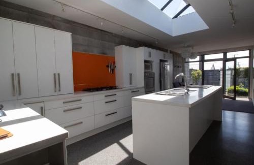 Fitzroy House | Fabulous In Fitzroy - seconds to Fitzroy Beach