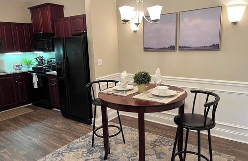 Alpharetta Apartment | Fabulous One Bed/One Br with Sunroom and Built-in Desk Area