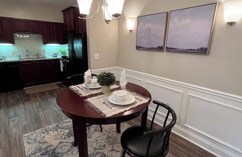 Alpharetta Apartment | Fabulous One Bed/One Br with Sunroom and Built-in Desk Area