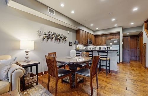 Coeur d'Alene Condo | Fabulous Riverstone condo w/shared deck, outdoor dining area, grills, & firepit