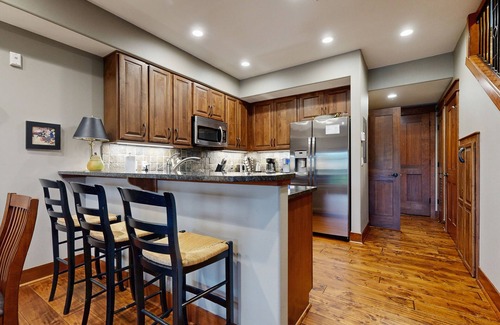 Coeur d'Alene Condo | Fabulous Riverstone condo w/shared deck, outdoor dining area, grills, & firepit