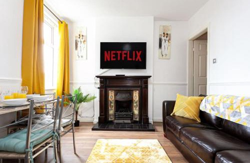 Burslem House | Fabulous Stay - 4 Bedroom House, sleeps 9, ideal for Business and Contractors, Free parking