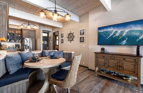 Kailua-Kona Condo | Fabulous Top Floor Penthouse with Two Bedroom Suites - Unit 413