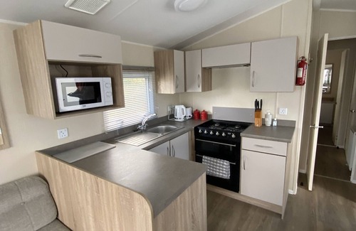Newquay Cabin | Fabulous two bed home minutes from the beach