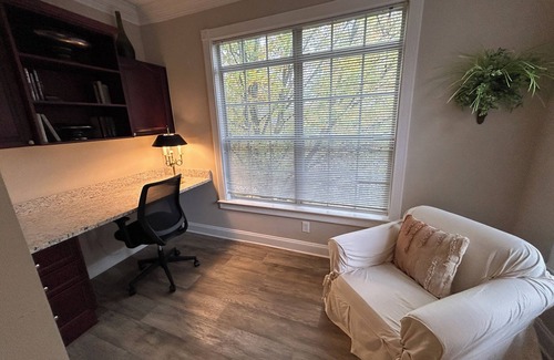 Alpharetta Apartment | Fabulous Two Bedroom Two Bath with sunroom in Alpharetta