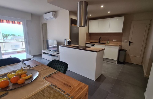 Les Baumettes Apartment | Facing sea and beaches, luxury apartment with large terrace.