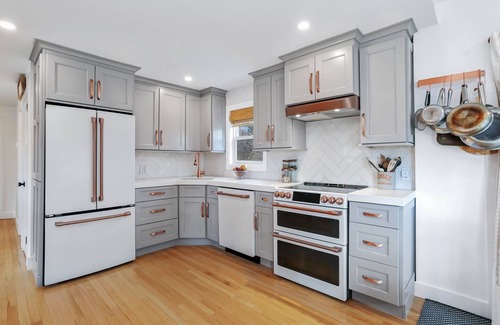 Fairfield House | Fairfield Downtown Impeccable! Wifi, Open, Cheery, AC, Patio, Deck, 3 Beds!
