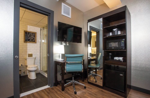 Gayborhood Hotel | Fairfield Inn & Suites by Marriott Philadelphia Downtown/Center City