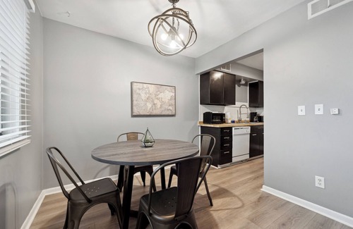 Lansing Apartment | Fairlane #9 | Repose Stay
