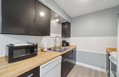 Lansing Apartment | Fairlane #9 | Repose Stay