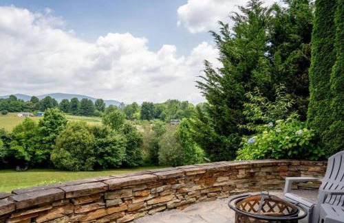 Fairview House | Fairview Vista by AvantStay 10 Mins to Asheville