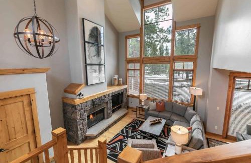 Truckee House | Fairway Drive 13113 by East West Hospitality