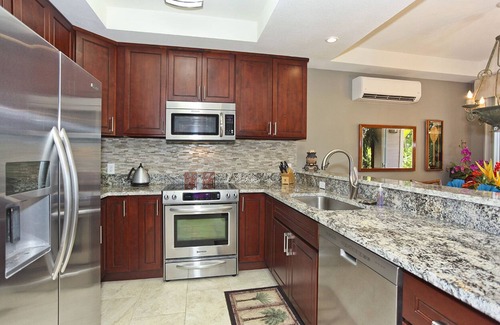 Kapolei Condo | Fairways at Ko Olina 22H: Golf Course Elegance, Lush Backyard