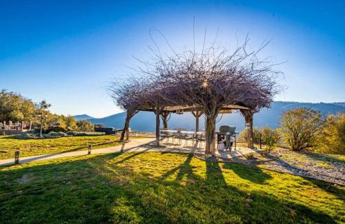 Ahwahnee House | Fairy Tale 13-acre Sunset Villa at Windy Gap Valley near Yosemite