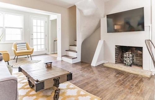 Southwark House | Fairy Tale Setting on cobblestone street, 2 bedroom home in Queen Village area