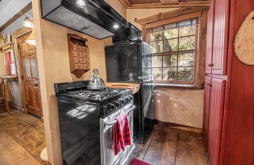 Lake Arrowhead Cabin | Fairytale themed secluded cabin- pets ok, king bed, fast Wi-Fi!
