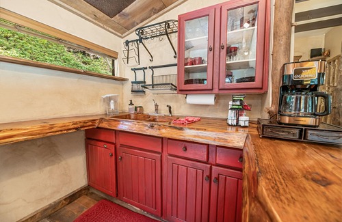 Lake Arrowhead Cabin | Fairytale themed secluded cabin- pets ok, king bed, fast Wi-Fi!
