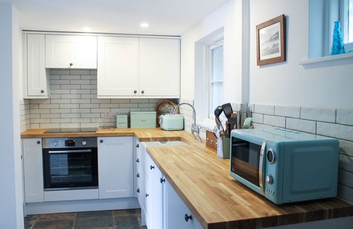 Truro Cottage | FAL RIVER COTTAGE, pet friendly, with a garden in Malpas, Cornwall