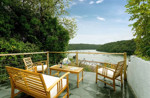 Truro Cottage | FAL RIVER COTTAGE, pet friendly, with a garden in Malpas, Cornwall