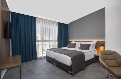 Eski Lara Hotel | Falcon 1511