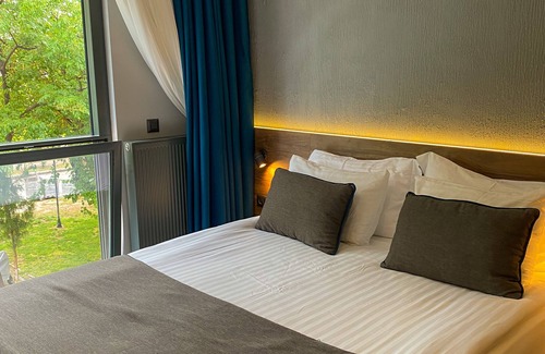 Eski Lara Hotel | Falcon 1511