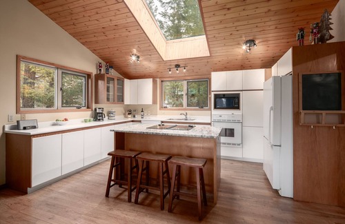 East Kootenay House | Falcon Cabin | Pet Friendly* | Sleeps 10 (14 inc kids)
