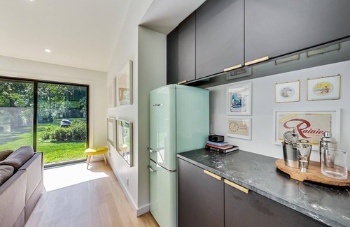 Union Pier House | Fall 2 nt min Bright modern retreat w/private hot tub Beach1 Block Fire Pit